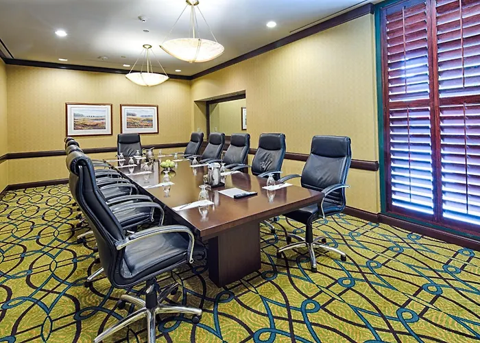 Hotel Embassy By Hilton Chicago O'hare 4*