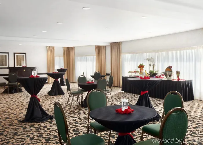 Embassy By Hilton Chicago O'hare Hotel 4*
